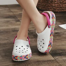 Sapatos de verão mulheres Croc entupidas casuais jardim de arco-íris sandálias que não deslizam
