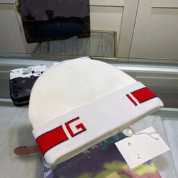 Cappelli a cuffia da uomo di marca di qualità Cappelli da donna per coppie Autunno e inverno Cappello lavorato a maglia caldo elasticizzato con lettere a righe