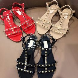 Sandali Nuove pantofole con borchie da donna firmate Scarpe da spiaggia in pelle di alta qualità Scarpe con plateau con fibbia in metallo gelatina