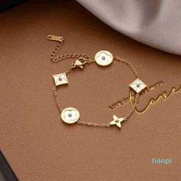 Braccialetti con ciondoli Coreano Nuovo braccialetto quadrifoglio Donne Ins Trend Vento freddo Luce Gioielli di moda di lusso Regali Charms Braccialetti dell'amicizia338c