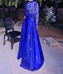 Klänningar blå muslimsk kväll elegant satin långa ärmar hög hals a-line formella festklänningar applikationer pärlor paljetter golvlängd arabiska dubai kvinnor prom bär