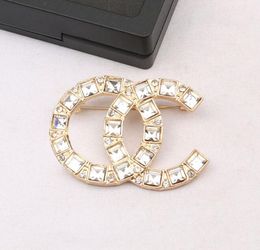 23ss 2color Luxury Brand Designers Letter Brooches 18K Gold Plated Brooch Crystal Suit Pin Small Sweet Wind Jewelry Accessories Wedding Party Gifts