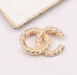 23ss Brands Designers Letter Brooches Vintage 18K Gold Plated Brooch Pearl Suit Pin Small Sweet Wind Fashions Jewellery Accessorie Marry Wedding Party Gift