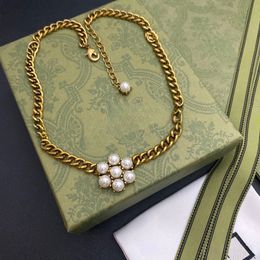 Collana da donna di design Gioielli in oro Fiori Ciondoli di perle Maglie Catena Collane da sole Modello con lettera in titanio Matrimonio per ragazze