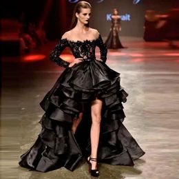 Vestidos de baile preto encantadores novos com renda de renda com manga longa de manga comprida Baixa de pescoço de pescoço de pescoço em camadas de noite vestidos de baile de formatura