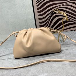 Облачные сумки подлинные кожаные сцепления мешки женщины сумочка кошелек мини -мешочек простые пакеты по кроссовым мешкам Магнитное закрытие золотое оборудование