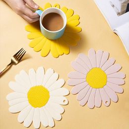 Table Mats Ins Wind Soft Glue Daisy Shape Creative Dining Insulation Pad Silicone Tea Waterproof Non-slip Kitchen Accessories