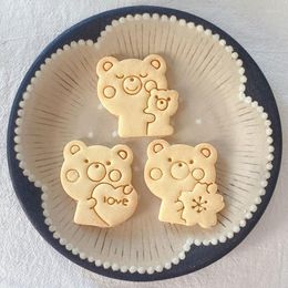 Stampi da forno Cartoon Cute Bear Cookie Cutter 3D Amore a forma di pressatura Timbro in rilievo Stampo in plastica Strumento per decorare la torta del fondente fai da te