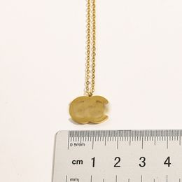 Moda Donna Designer di lusso Doppia lettera Collana con ciondolo girocollo Catena in oro 18 carati placcato oro rotondo Lettera in acciaio inossidabile Collane Accessori per gioielli da sposa