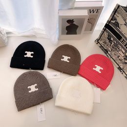 Fashion Winter Knited Hats Diseñadores para mujeres 5 colores Material de terciopelo ártico Capa Luxurys Letter de bordado de bordado Lin Carta 22101808