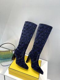 2023 Hochhackige Chenile-Stiefel. Baguette-Stiefel mit quadratischer Spitze und blauem und schwarzem Jacquard-Motiv. Absatzhöhe 110 mm. Damenmode-Design