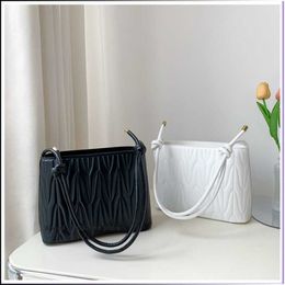 Evening Bags 2022 Autumn New Simple Temperament Armpit Women's Fashion Embroidered Lines Pleated Portable Shoulder L221014