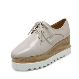 Other Shoes European Famous Brand Brogue Shoes Woman Spring Japanned Leather Oxford Platform Shoes Lace-Up Creepers Bullock Derby Flats L221019