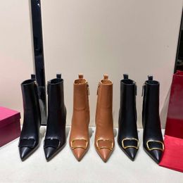 2023 En İyi Tasarımcı Bayanlar Kış Moda Boot Ayakkabıları Kadın Metal Toka Ayak Bileği Botları Lüks Marka Deri Süreli Perçin Potes Ayakkabı Boyut
