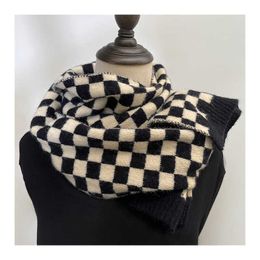 Scarves Wholale custom Daily Life Travelling Fashion Knitted luxury white black plaid scarf for women winter