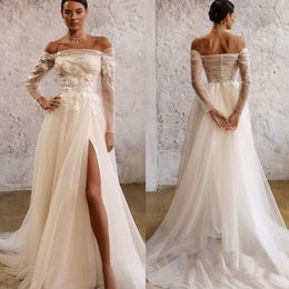 Abiti da sposa a sirena con scollo a barchetta e spalle scoperte Abiti da sposa in tulle con spacco alto e maniche lunghe in pizzo