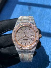 Relógio masculino de luxo com zircônia cúbica em glacê em ouro rosa com diamantes e algarismos romanos com caixa