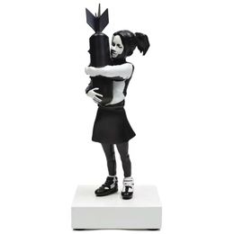 Decorative Objects Figurines Banksy Bomb Hugger Modern Sculpture Bomb Girl Statue Resin Table Piece Bomb Love England Art House Decor Figure Christmas Gifts 221021