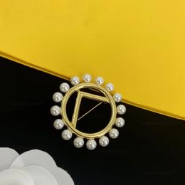 New luxurious womens letter brooch 18K gold plated inlaid crystal rhinestone jewelrys brooch charm pearl needle wedding party gift jewelry accessories