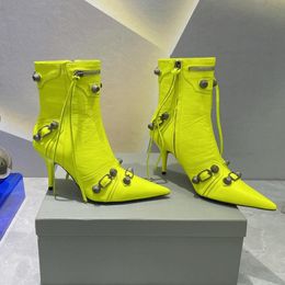 Stiefel Cagole-Lammleder, Knöchelnietenschnalle, verzierter Reißverschluss, Schuhe mit spitzer Zehenpartie, Stiletto-Absatz, Modedesigner-Stiefeletten, Luxusschuh für