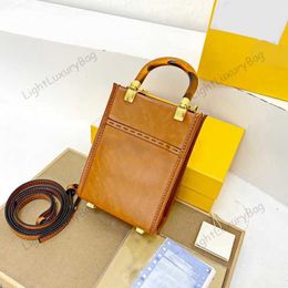 Mini tote bag Designer Leather Wallet Classic Crossbody Light luxury handbags For Women Famous Brand Eye-catching Shopping Purse 240316