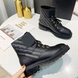 Kadın Cowhide Fermuper Kısa Botlar Metal Toka Tasarımcısı Boot Deri Lady Up Mektup Ayakkabıları Moda Sonbahar Kış Düz Kadın Ayakkabıları Büyük Boyut 35-41-42 Kutu