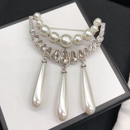 New Designer Brooches Women Street Fashion Brooch Designers Jewelry Casual Pin With Diamonds Pearl Drop Mens Accessories D2210244F