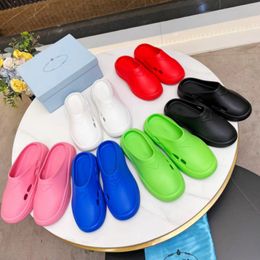 New fashion couple sandals Luxury designer slippers Flat rubber hole shoes Jelly outdoor beach anti-skid thick soled bathroom Flat toe Baotou herringbone 36-45