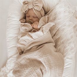 Filtar Swaddling Ins Ruffled Muslin Baby Swaddle f￶r f￶dd sp￤dbarnsb￤dda Organiska tillbeh￶r F￶dd f￥r filt bomull 221024