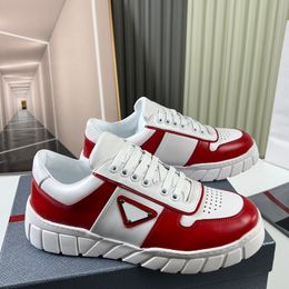 Prado Shoes Lacquerer Red Sports Top-Qualität Basketball Herren in der Innenstadt von En Cuir Sneakers 2EEE364 3LKG Metalldreieck auf der Seite mit Originalboxgröße 38-46