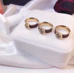 Designer mulheres anel clássico de couro antigo anéis de couro feminino de alta qualidade letra clássica flores jóias de temperamento requintado