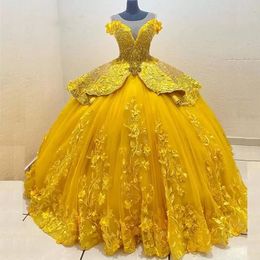 2023 Gold Quinceanera Dresses 레이스 아플리케 계층 타기 소매 소매 소매 스윕 트레인 쥬얼 넥 커스텀 스위트 스위트 16 공주 파티 볼 가운 멍청이