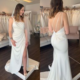 Vestido de noiva de noiva deslumbrante 2023 tiras dramáticas para trás Cetin Satin Modern Vestidos de Novia Court Garden Castle Robe de Mariee uma fenda na perna de um ombro