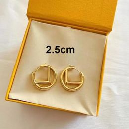 Pendientes de aro para mujeres Pendientes de arete de diamantes de oro premium Pendientes de tachuelas de lujo de lujo de diseño de la marca Pendientes de moda con caja con caja