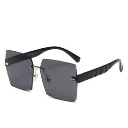 25 Moda Metal Güneş Gözlüğü UV400 Koruma Çerçevesiz 18 K Altın Erkek ve Dişi Güneş Gözlükleri Kalkan Retro