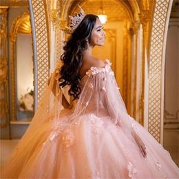 2023 Sexy Rosa Bling Abiti stile Quinceanera Abito di sfera con spalle scoperte Applicazioni di pizzo Perline di cristallo Fiori Dolce 16 Vestido De 15 Anos F220B