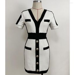 Повседневные платья суперкачественные 2022 звездный темперамент сексуальный V-образный лев кнопка черно-белый цвет, соответствующее эластичному платье с узким повязкой