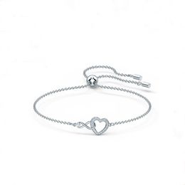 Charm-Armbänder aus der Infinity Heart Jewelry Collection in Roségold und klaren Kristallen mit Rhodium-Finish