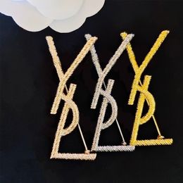 3 cores letra clássica Broche Mulheres meninas homens letras especiais Broches Suit de lapela para festa de presente