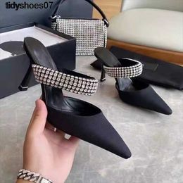 Dise￱ador Aw Nuevo estilo Baotou Tisaje delgado de diamantes de dianos con un pie de sandalia de pie con el mismo tipo de sandalia de tac￳n alto que se usa afuera