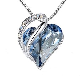 Это ожерелье сердца является царственным символическим заявлением, которое раскрывает ваш женский дух серебряный серебряный подвесной ювелирные изделия для женщин и гриль