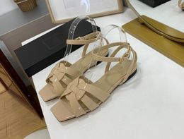 5A 8179200 Sandallar Haraç Düz Sandal Patent Pürüzsüz Deri Terlik Tasarımcı Ayakkabı Kadınlar İçin 35-43 Fendave