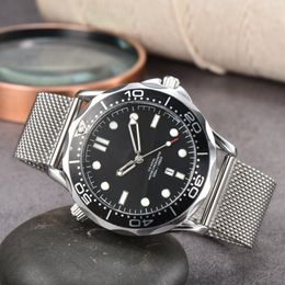 2022 Quality Luxury Men's Watch 600 Series glow-in-the-dark waterproof three-pin quartz Fashion designer wristwatch Business