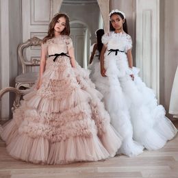 2023 Flower Girl Dresses Cute White Lace Little Kids Princess Juvel Neck Tulle Applique Puffy Floral Formal Wears Party Communion Pageant Gowns Sweep Train med