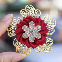 Decorative Flowers 2022 Bride Wrist Flower Elastic Bracelet Gold Foil Crystal Handmade Groom Suit Lapel Pin Business Wedding Supplies XH065