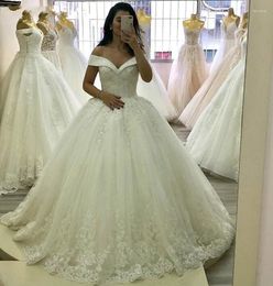 2022 Ballgown Wedding Dresses 신부 가운에서 어깨 레이스 아플리케 스팽글 털이 새틴 커스텀 메이드 플러스 크기 멍청한 멍청이 드 노비아