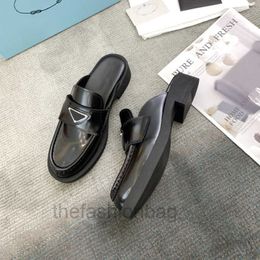 Pantofole in pelle spazzolata bianca nera Pantofole con tacco basso Infradito casual piatte moda donna Cinturino in gomma con suola