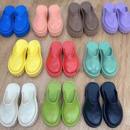 2023 Designer Sandali traforati Piattaforma di lusso Slide Soft Fashion Out Design Pantofole realizzate con motivo cavo Materiali trasparenti Pantofole in gomma