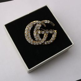 Vintage luksusowe kobiety projektant marki broszki z literami 18K pozłacane wkładka kryształ Rhinestone biżuteria broszka urok dziewczyny Pin poślubić wesele tkaniny akcesoria