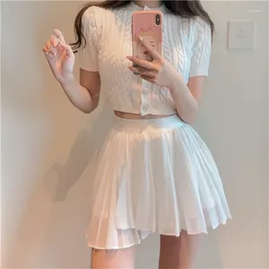 Vestidos de trabalho y2k estilo pequena menina 2 peças conjuntos de saia manga curta bonito camisa de malha colheita topplissado branco mini sexy verão 2pc terno